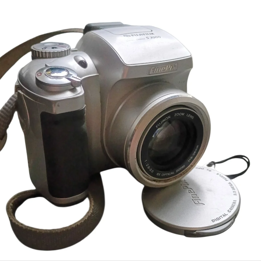 FujiFilm FinePix S3000 3.1MP Digital Camera w/6x Optical Zoom